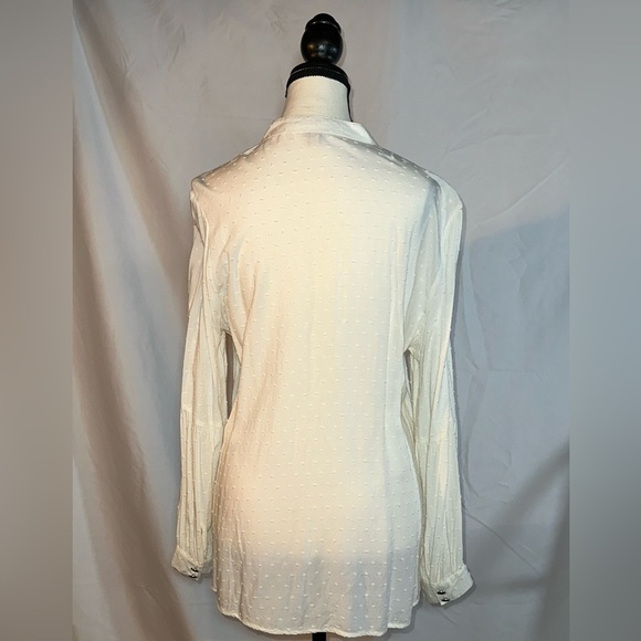 Reba • Embroidered Blouse • 1/2 buttons • 100% rayon  Size M - Picture 4 of 6
